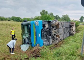 Itali, përmbyset në rrugë autobusi me studentë