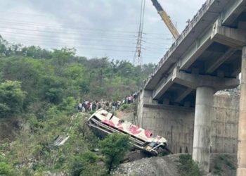 Autobusi rrëzohet nga ura, 10 të vrarë dhe 55 të plagosur