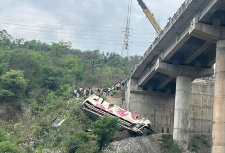 Autobusi rrëzohet nga ura, 10 të vrarë dhe 55 të plagosur