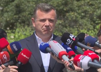 Takimi me Bashën, ironizon Balla: Kam qëlluar në një ashensor edhe me Berishën