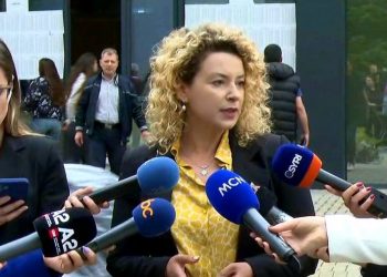 Denoncimi i Bardhit: Votuesit po marrin fletë votimi me shenjë