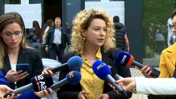 Denoncimi i Bardhit: Votuesit po marrin fletë votimi me shenjë