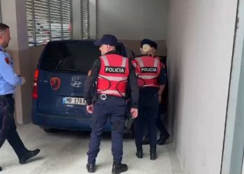 Beleri mbërrin në Gjykatën e Vlorës, e pranishme ambasadorja greke