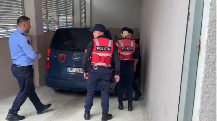 Beleri mbërrin në Gjykatën e Vlorës, e pranishme ambasadorja greke