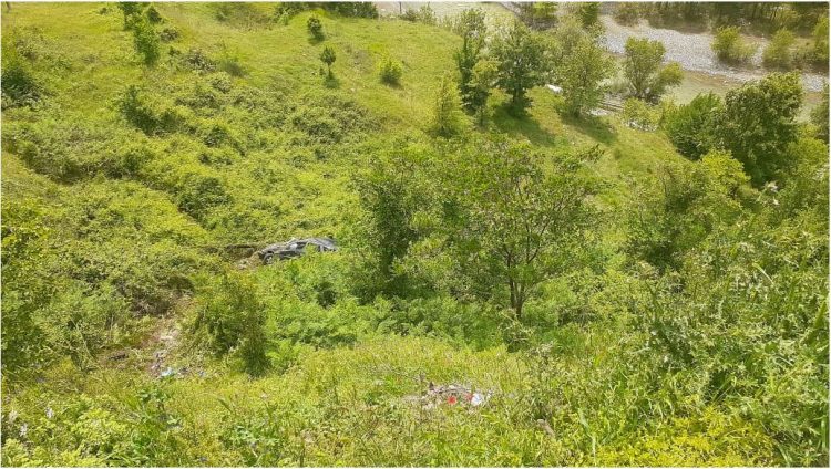 Librazhd/ ‘Benzi’ përfundon në humnerë, njëri në gjendje të rëndë