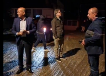 VIDEO/ Asfalt elektoral pas mesnate në Berat, Ismaili i ndalon…
