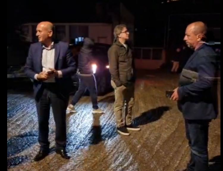 VIDEO/ Asfalt elektoral pas mesnate në Berat, Ismaili i ndalon…