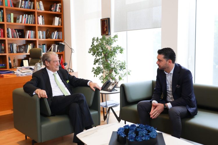 Berisha pret në zyrë kryebashkiakun e ri të Kavajës: Në 14 maj u çliruat nga monizmi i dytë