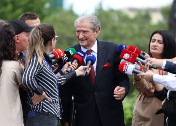 Keni frikë nga Basha? Berisha nuk përmban të qeshurën: Mos bëni shaka