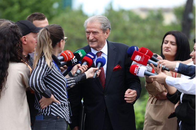 Keni frikë nga Basha? Berisha nuk përmban të qeshurën: Mos bëni shaka