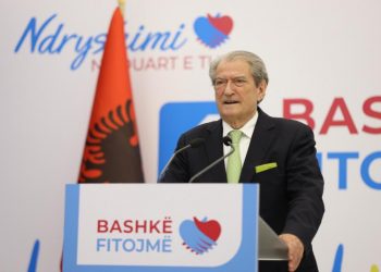 Berisha bën denoncimin: Kriminelë të dënuar kanë shoqëruar deputetë të PS, janë vendosur numërues