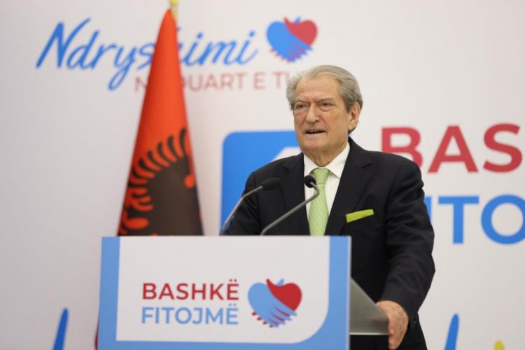 Berisha bën denoncimin: Kriminelë të dënuar kanë shoqëruar deputetë të PS, janë vendosur numërues