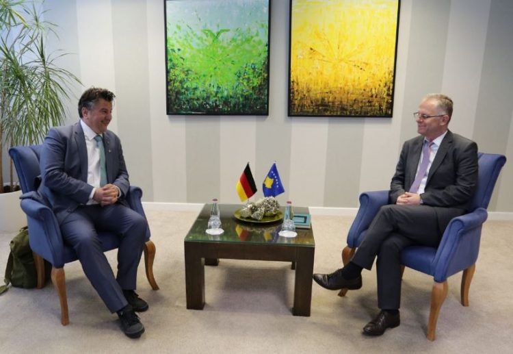 Mijatovic vë në dukje progresin e Kosovës gjatë takimit me Bislimin