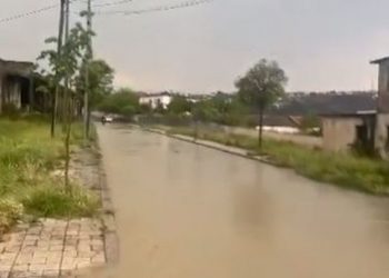 VIDEO/ Reshjet përmbytin Lezhën, ja çfarë ka ndodhur