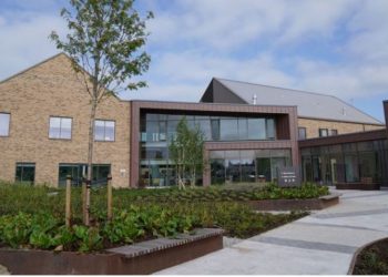 Brenda burgut 85 milionë paunde pa qeli dhe hekura në dritare