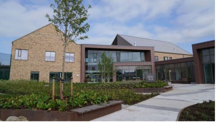 Brenda burgut 85 milionë paunde pa qeli dhe hekura në dritare