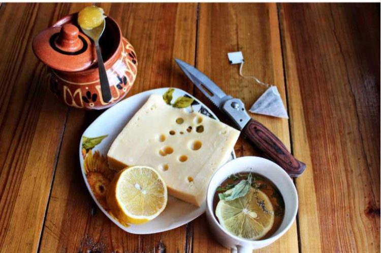 Pse duhet ta kombinoni djathin me çajin së bashku?