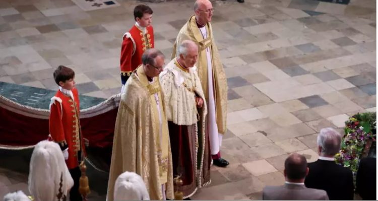 Betohet para Biblës Mbreti Charles III: Bashkë, drejt rrugës së paqes