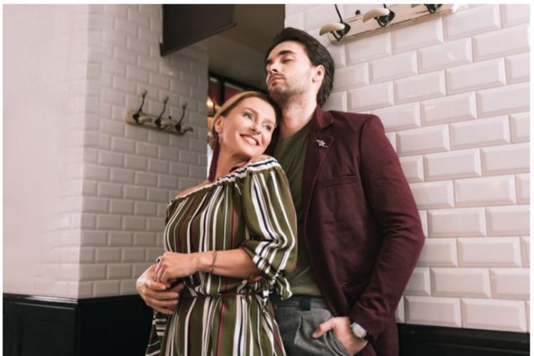 Pse burrat tërhiqen nga gratë më në moshë?