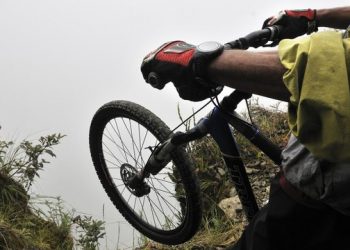 Aksident në aksin Përmet-Leskovik, çiklisti i huaj bie në greminë