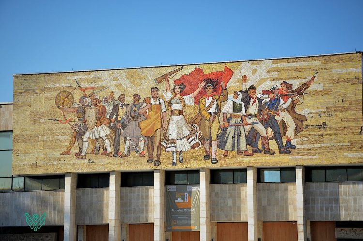 Turistët shkojnë ta vizitojnë, Muzeu Historik Kombëtar pa drita