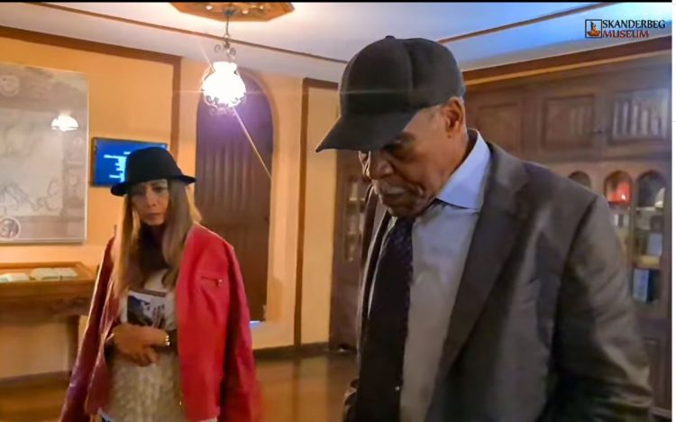 VIDEO/ Aktori i njohur amerikan viziton muzeun e Krujës