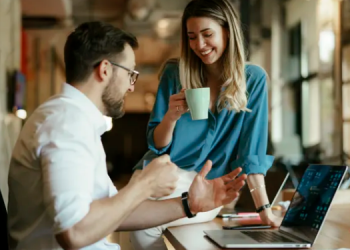 Shenjat e zodiakut që dashurohen në vendin e punës