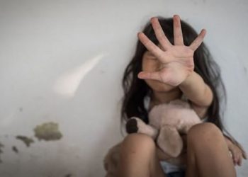 Dhunoi barbarisht fëmijën e saj, policia shoqëron nënën