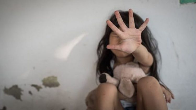 Dhunoi barbarisht fëmijën e saj, policia shoqëron nënën