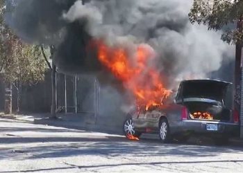 Përfshihet nga flakët automjeti në Fushë Arrëz, dyshohet si aksidentale