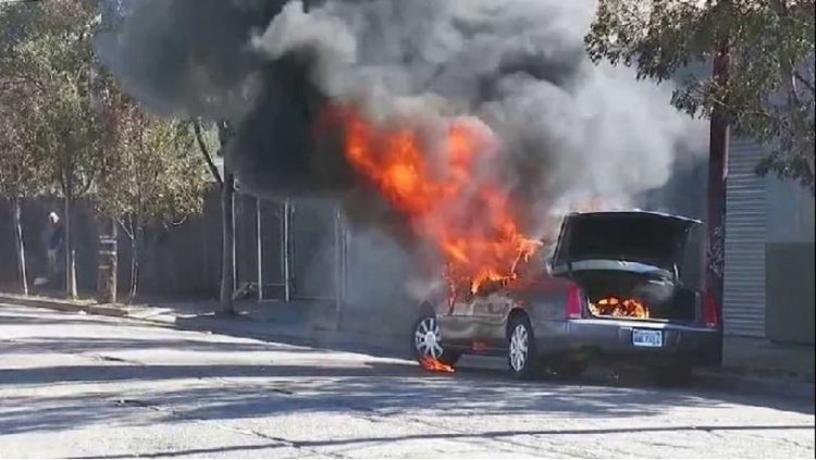 Përfshihet nga flakët automjeti në Fushë Arrëz, dyshohet si aksidentale