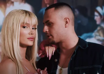 Era dhe Don Xhoni ‘kapen mat’ në aeroport