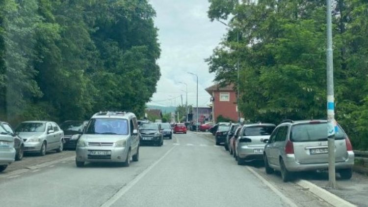 Tensionet në veri të Kosovës, sulmohet ekipi i RTV Dukagjinit