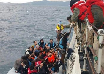 Qindra njerëz rrezikojnë në Mesdhe, Italia dhe Malta refuzojnë t’i ndihmojnë