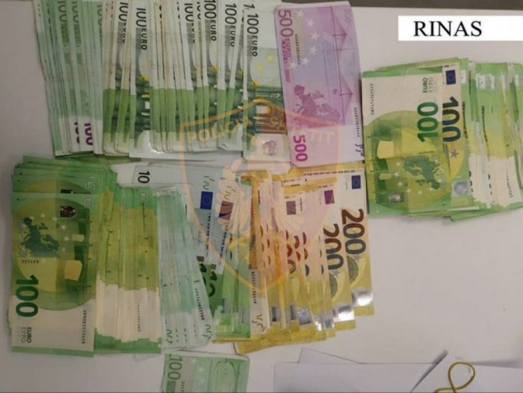 Nënë e bijë ‘vishen’ me euro, kapet shuma e madhe në Rinas