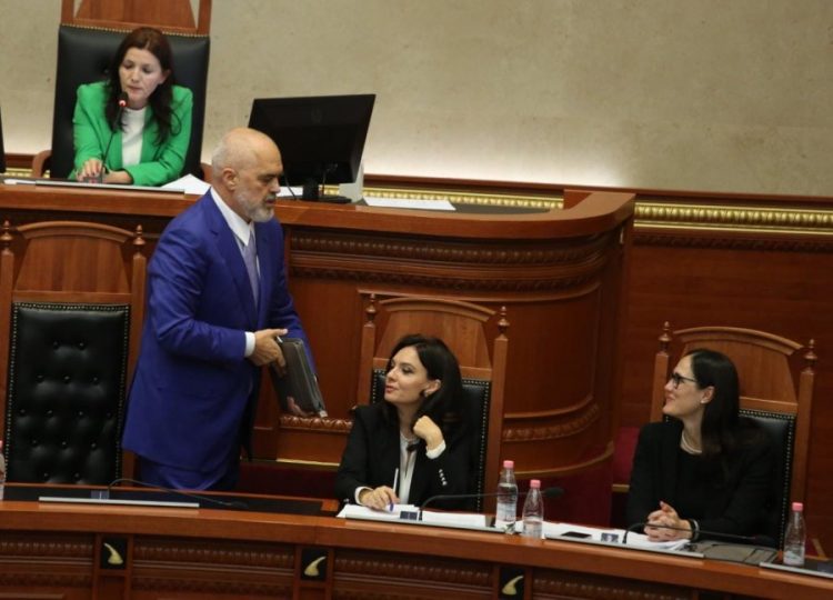 Skandal në Kuvend/ Felaj: Të votojmë sa më shpejt rrogat se po ikën presidenti jashtë