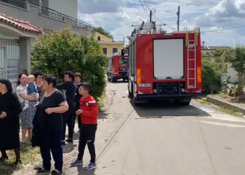 Përfshihet nga flakët banesa në Fier, gruaja tenton të hidhet nga dritarja