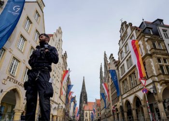 Policia gjermane heton helmimin e mundshëm të disidentëve rusë