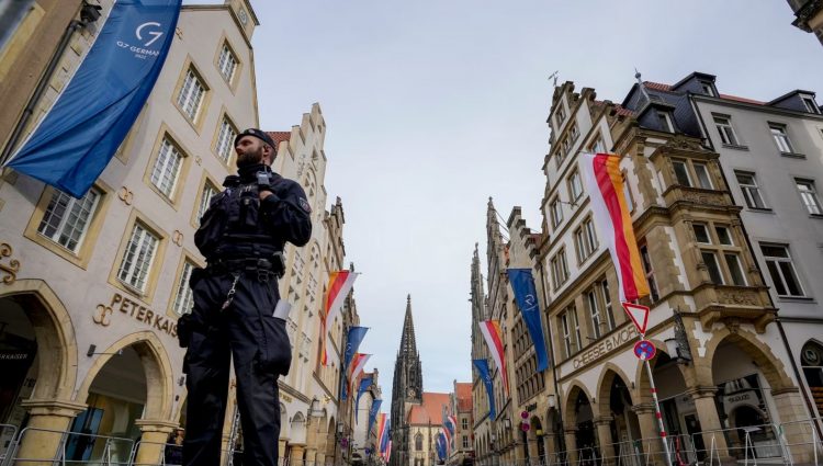 Policia gjermane heton helmimin e mundshëm të disidentëve rusë