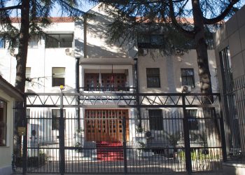 Tentuan të mashtronin biznesmenin,  lihen në burg babë e bir