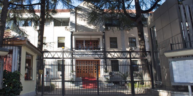 Tentuan të mashtronin biznesmenin, lihen në burg babë e bir