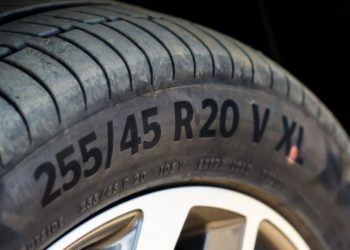 Çfarë nënkuptojnë pikat e verdha dhe të kuqe në goma?