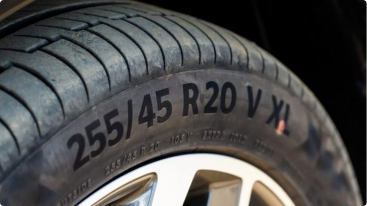 Çfarë nënkuptojnë pikat e verdha dhe të kuqe në goma?