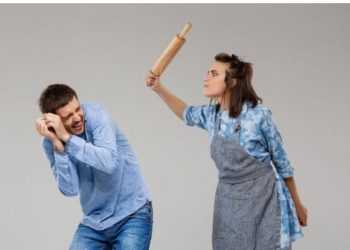 Pogradecarët në ‘hall’, burrat po rrihen nga gratë