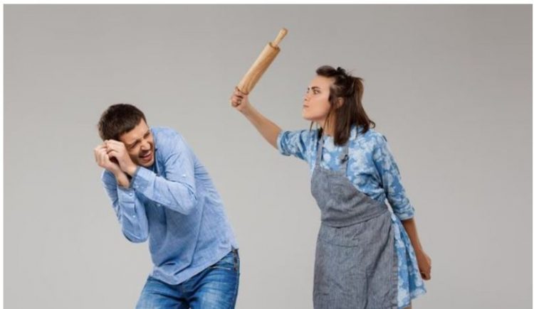 Pogradecarët në ‘hall’, burrat po rrihen nga gratë