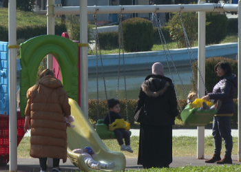 Gratë punojnë pa lekë, raporti: 25 vjet në shërbim të familjes