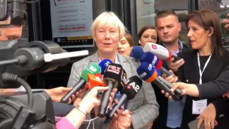 Hohmann nga Elbasani: Votoni politikën më të mirë për qytetin