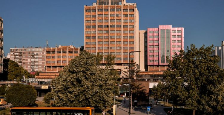 AKP “bën autogol” me pronën e Grand Hotelit