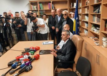 Kryetari i Komunës së Zveçanit hyn brenda në institucion