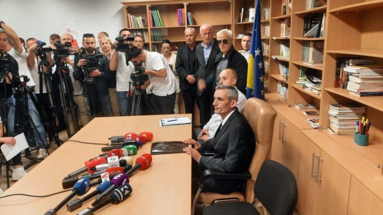 Kryetari i Komunës së Zveçanit hyn brenda në institucion